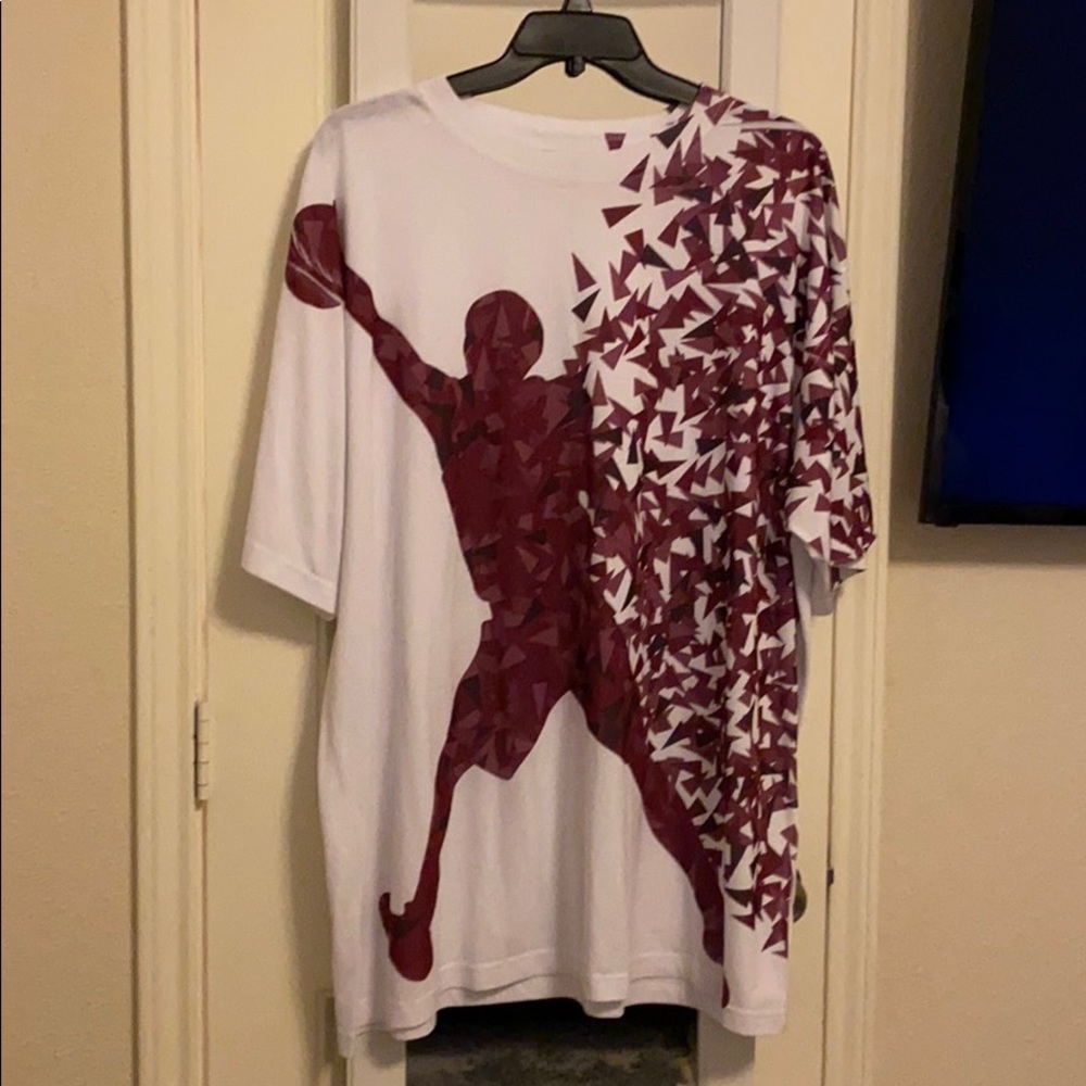Men’s T-shirt burgundy and white.